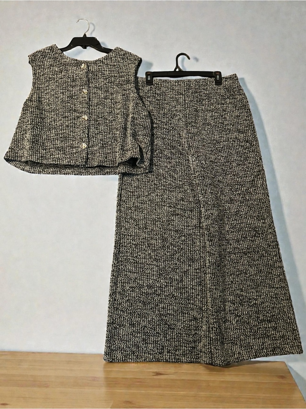 I This is a Jules & Leopold 2-piece knit set,
